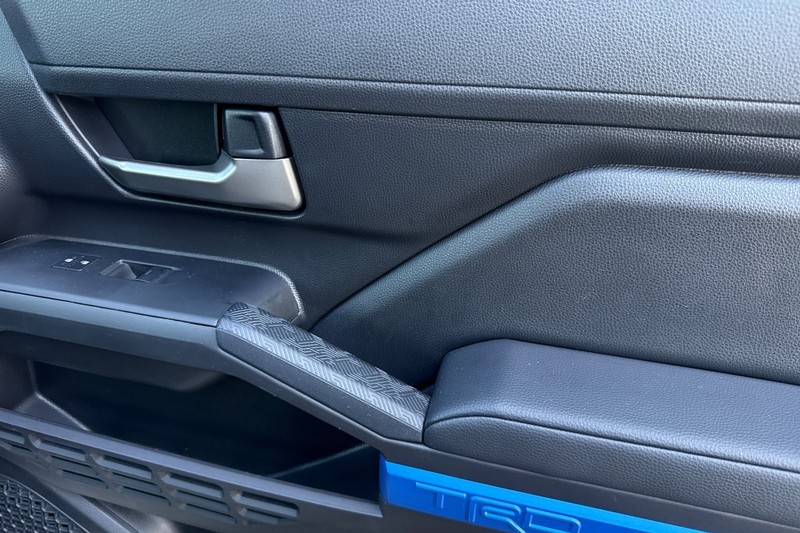 Toyota Tacoma 4WD Vehicle Full-screen Gallery Image 20