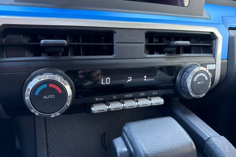 Toyota Tacoma 4WD Vehicle Full-screen Gallery Image 27