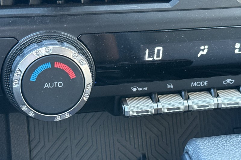Toyota Tacoma 4WD Vehicle Full-screen Gallery Image 28