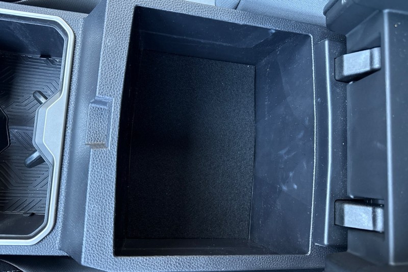 Toyota Tacoma 4WD Vehicle Full-screen Gallery Image 31
