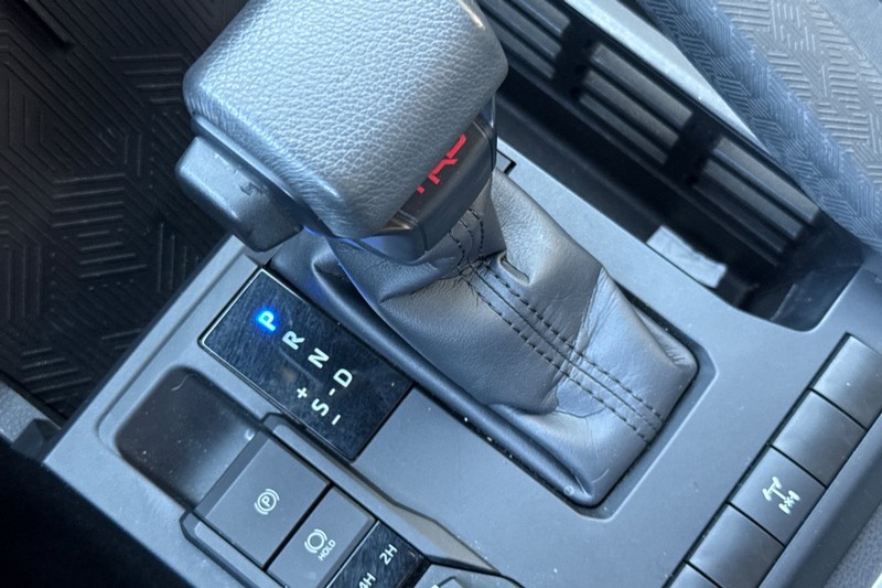 Toyota Tacoma 4WD Vehicle Full-screen Gallery Image 32