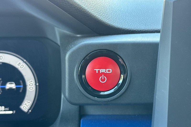 Toyota Tacoma 4WD Vehicle Full-screen Gallery Image 33
