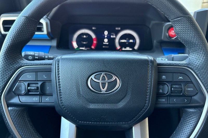 Toyota Tacoma 4WD Vehicle Full-screen Gallery Image 34