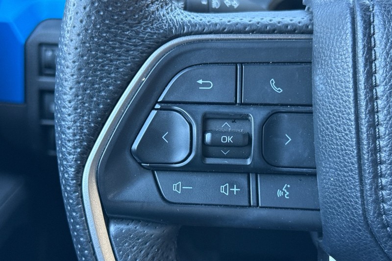Toyota Tacoma 4WD Vehicle Full-screen Gallery Image 35