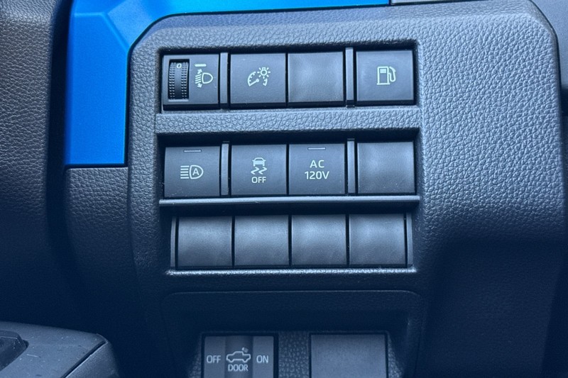 Toyota Tacoma 4WD Vehicle Full-screen Gallery Image 41