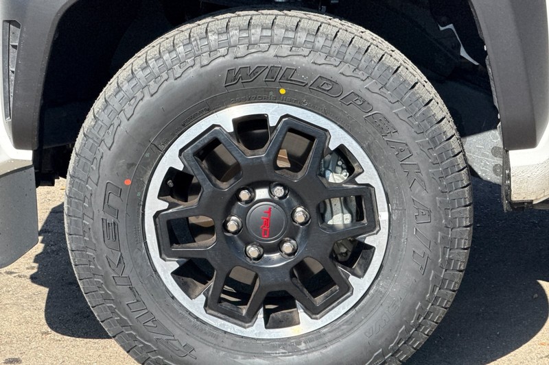 Toyota Tacoma 4WD Vehicle Full-screen Gallery Image 43