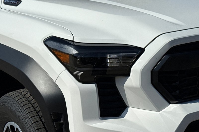 Toyota Tacoma 4WD Vehicle Full-screen Gallery Image 44