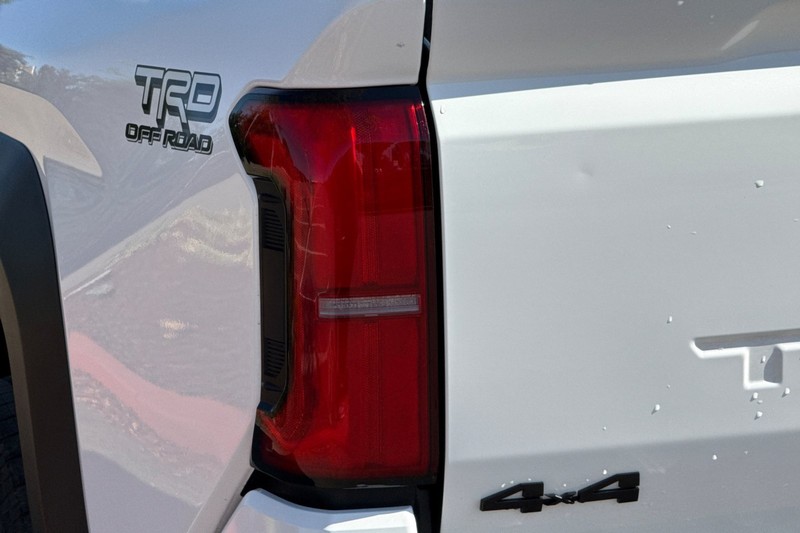 Toyota Tacoma 4WD Vehicle Full-screen Gallery Image 46