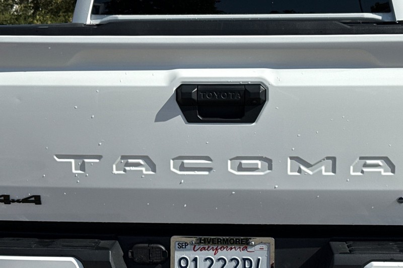 Toyota Tacoma 4WD Vehicle Full-screen Gallery Image 47