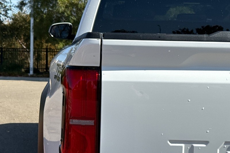 Toyota Tacoma 4WD Vehicle Full-screen Gallery Image 49