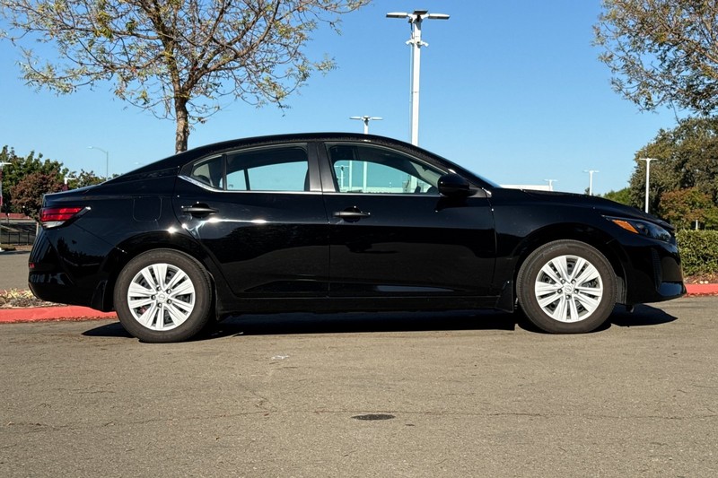 Nissan Sentra Vehicle Full-screen Gallery Image 03