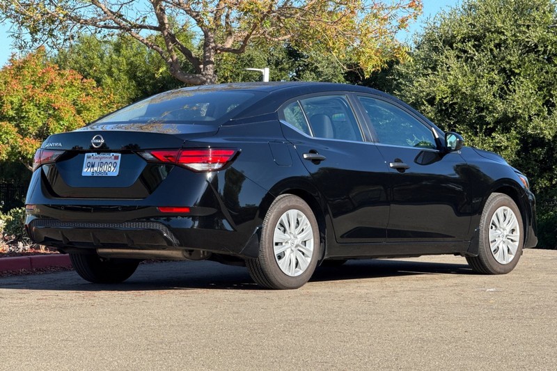 Nissan Sentra Vehicle Full-screen Gallery Image 04