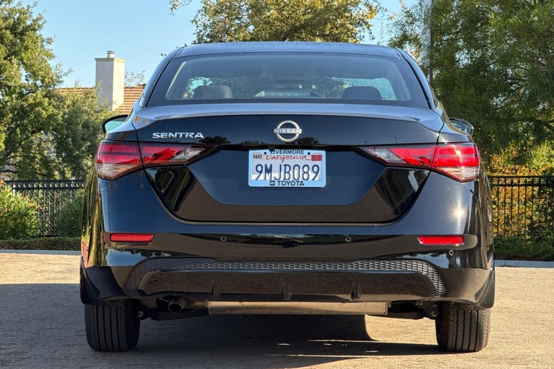 Nissan Sentra Vehicle Full-screen Gallery Image 05