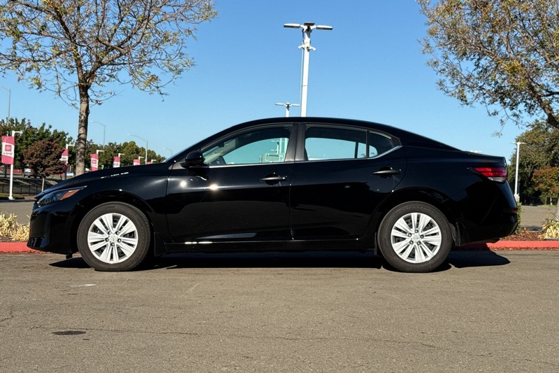 Nissan Sentra Vehicle Full-screen Gallery Image 07