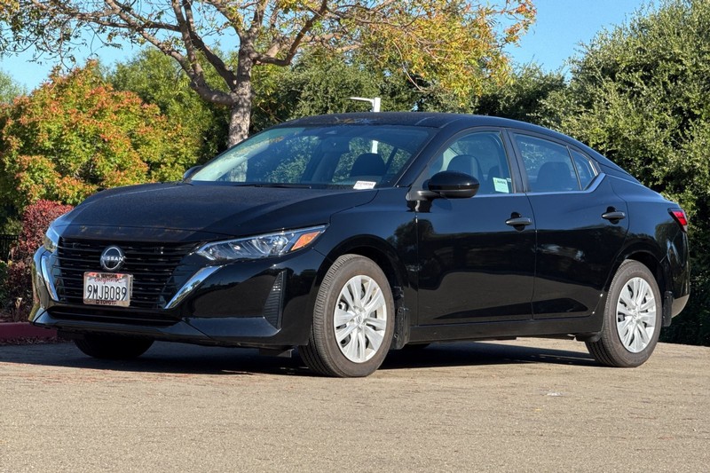 Nissan Sentra Vehicle Full-screen Gallery Image 08