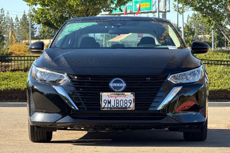 Nissan Sentra Vehicle Full-screen Gallery Image 09
