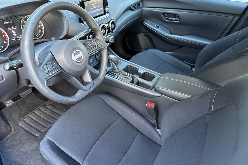 Nissan Sentra Vehicle Full-screen Gallery Image 10