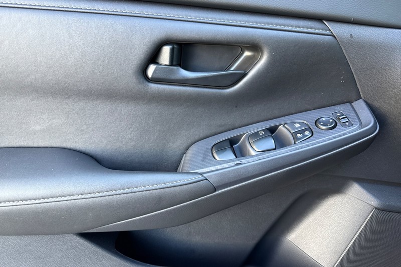 Nissan Sentra Vehicle Full-screen Gallery Image 11