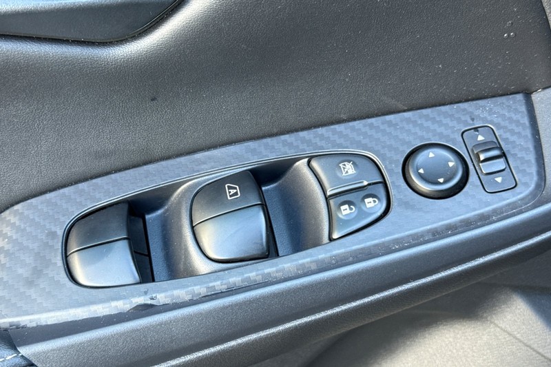 Nissan Sentra Vehicle Full-screen Gallery Image 12