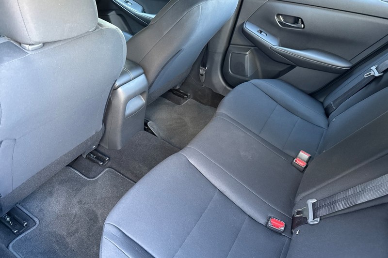 Nissan Sentra Vehicle Full-screen Gallery Image 14