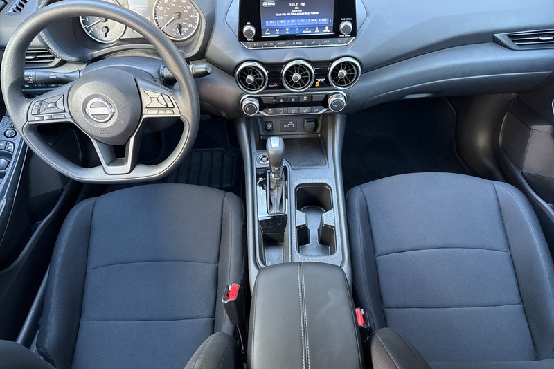 Nissan Sentra Vehicle Full-screen Gallery Image 15