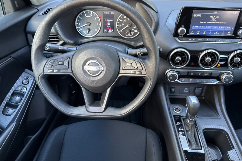 Nissan Sentra Vehicle Full-screen Gallery Image 16