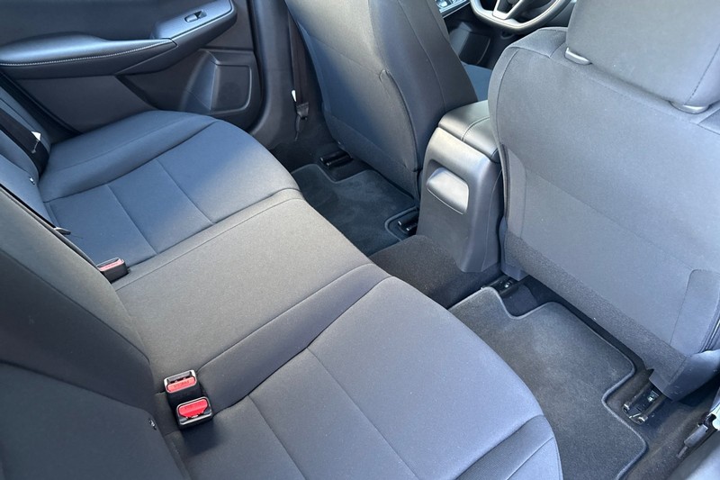 Nissan Sentra Vehicle Full-screen Gallery Image 17
