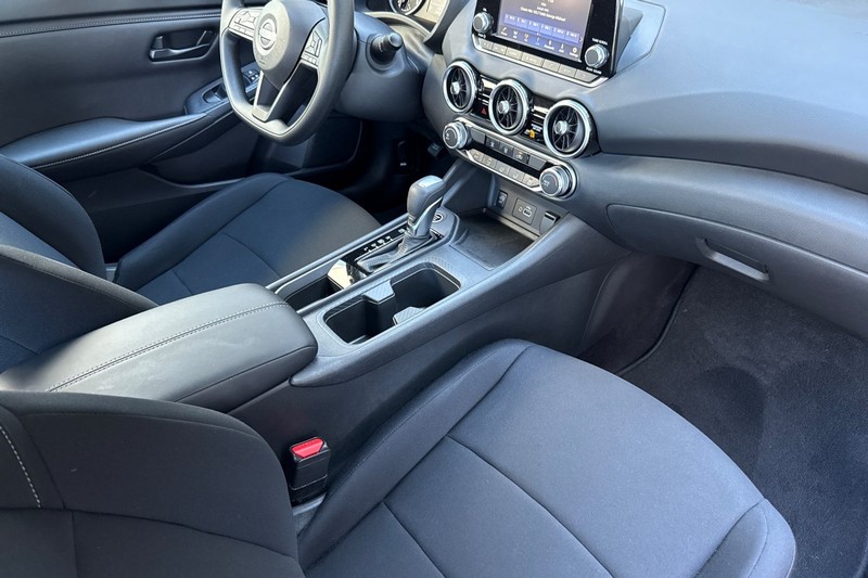 Nissan Sentra Vehicle Full-screen Gallery Image 18