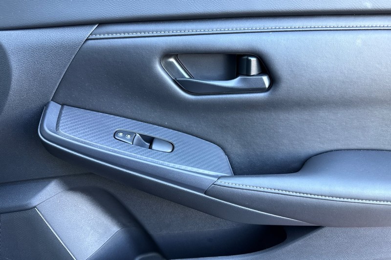 Nissan Sentra Vehicle Full-screen Gallery Image 20
