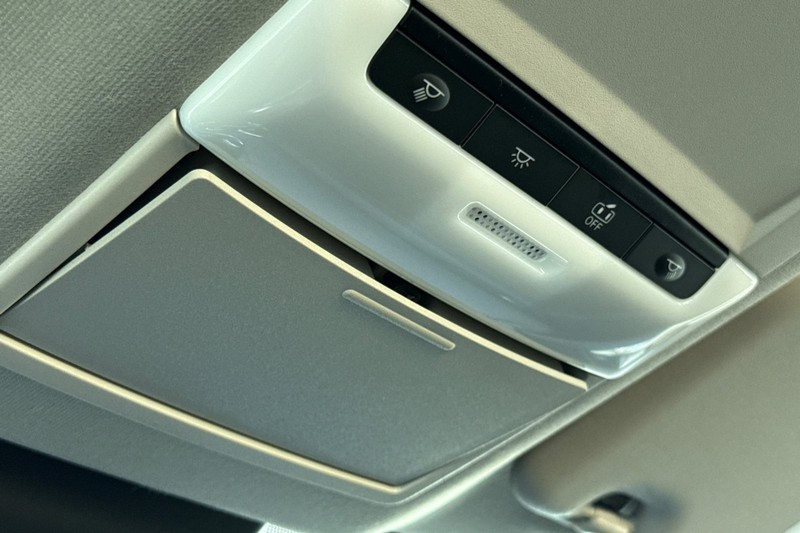 Nissan Sentra Vehicle Full-screen Gallery Image 23