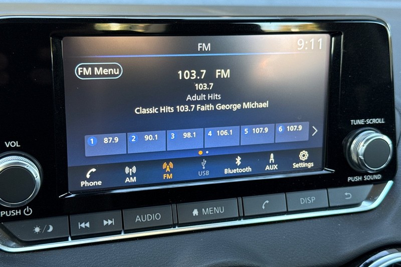 Nissan Sentra Vehicle Full-screen Gallery Image 25