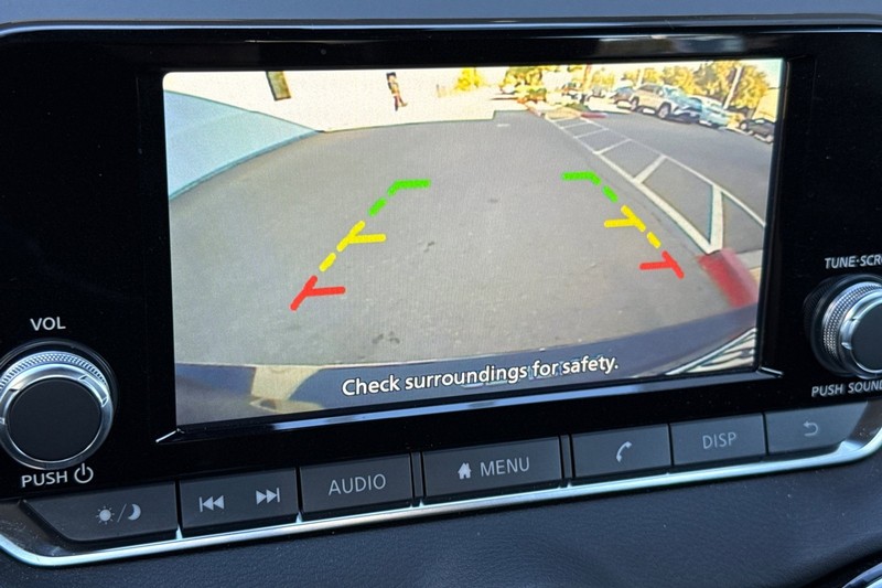 Nissan Sentra Vehicle Full-screen Gallery Image 26