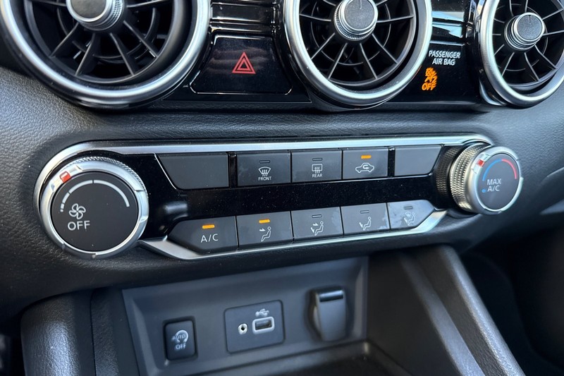 Nissan Sentra Vehicle Full-screen Gallery Image 27