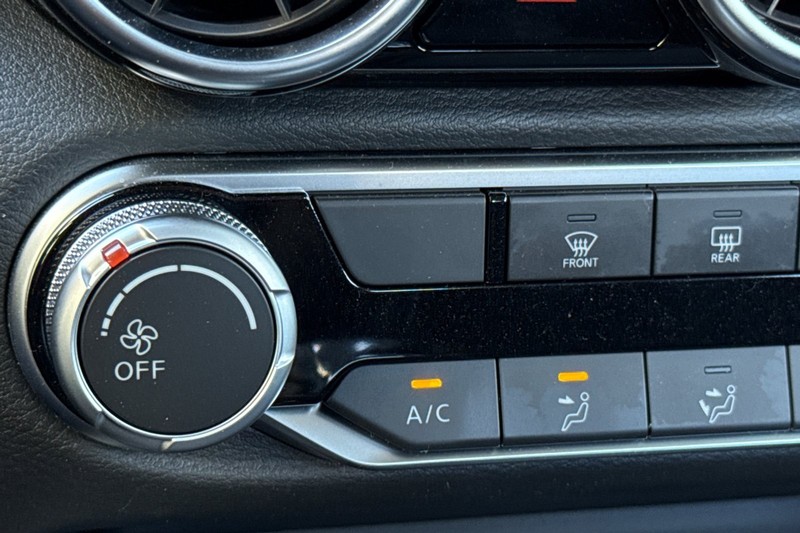 Nissan Sentra Vehicle Full-screen Gallery Image 28