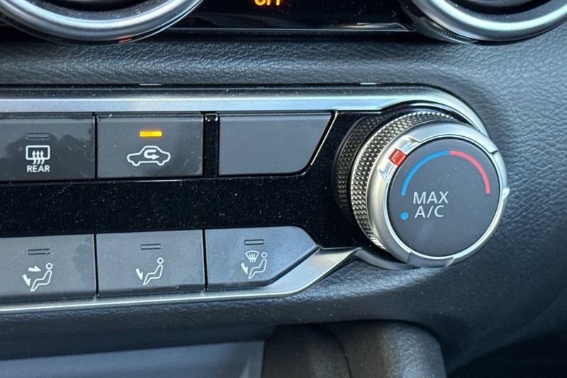 Nissan Sentra Vehicle Full-screen Gallery Image 29