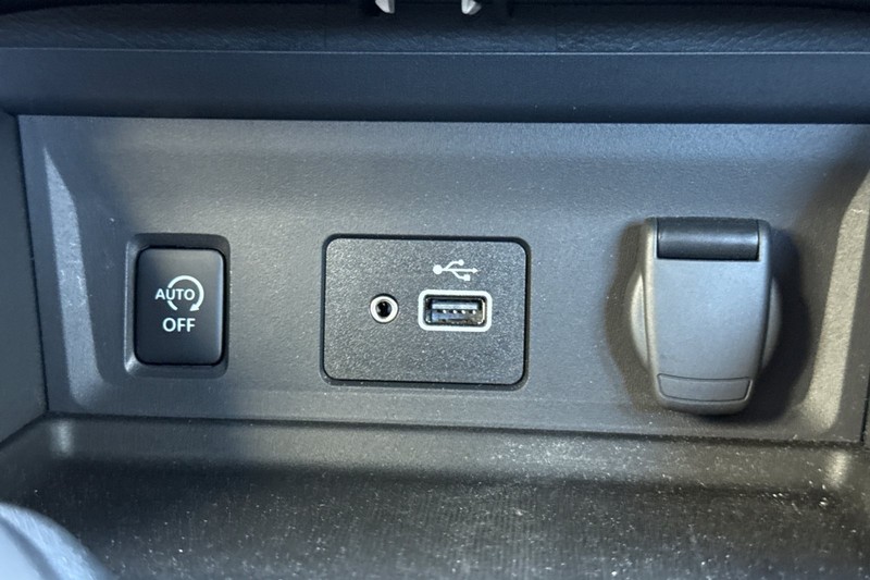 Nissan Sentra Vehicle Full-screen Gallery Image 30