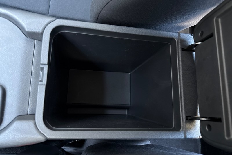 Nissan Sentra Vehicle Full-screen Gallery Image 31