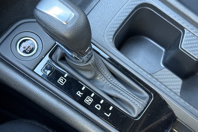 Nissan Sentra Vehicle Full-screen Gallery Image 32