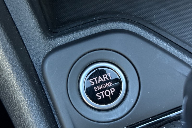 Nissan Sentra Vehicle Full-screen Gallery Image 33