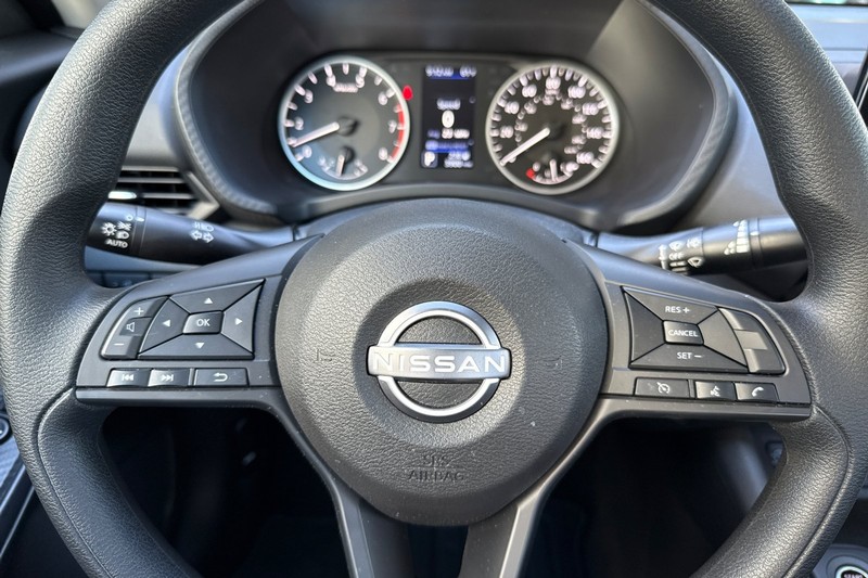 Nissan Sentra Vehicle Full-screen Gallery Image 34
