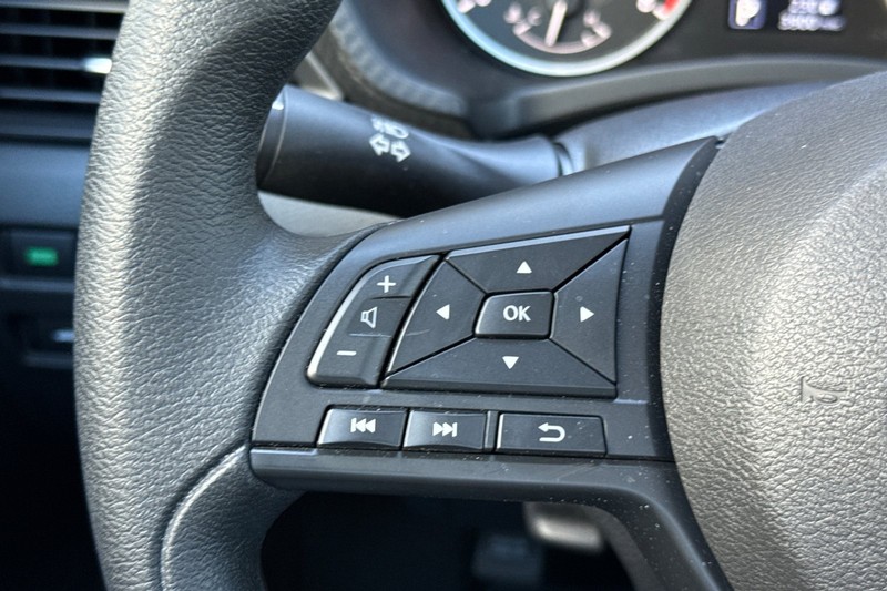 Nissan Sentra Vehicle Full-screen Gallery Image 35