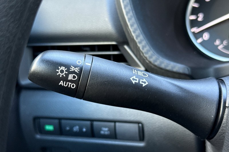 Nissan Sentra Vehicle Full-screen Gallery Image 36