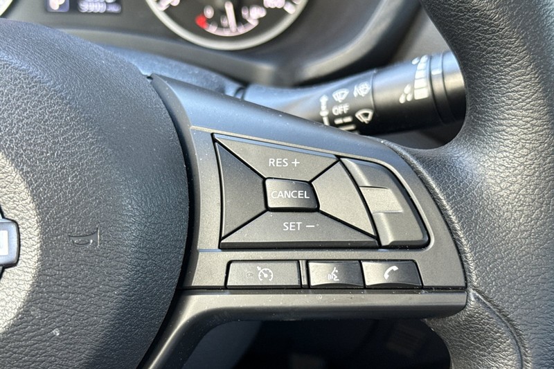Nissan Sentra Vehicle Full-screen Gallery Image 37