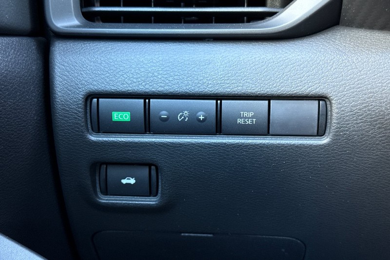 Nissan Sentra Vehicle Full-screen Gallery Image 41