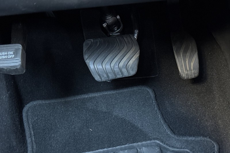 Nissan Sentra Vehicle Full-screen Gallery Image 42