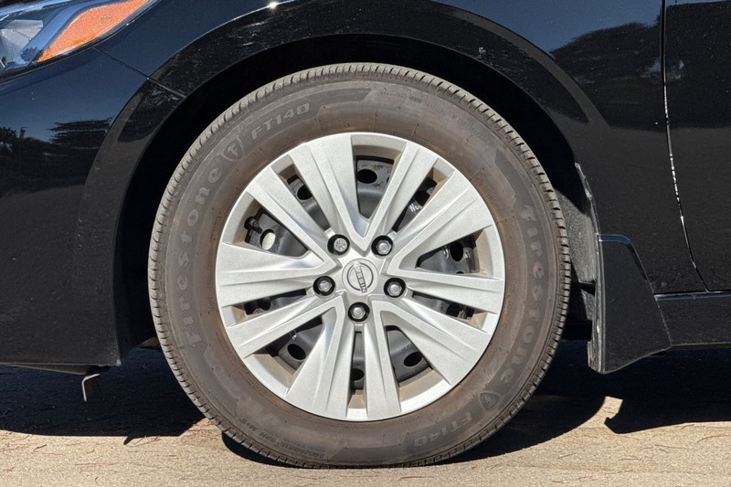 Nissan Sentra Vehicle Full-screen Gallery Image 43
