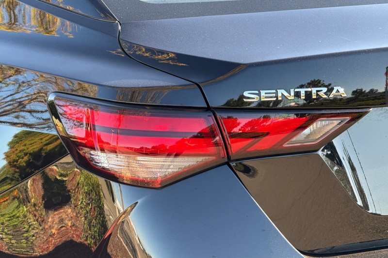 Nissan Sentra Vehicle Full-screen Gallery Image 46