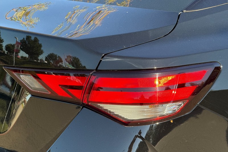 Nissan Sentra Vehicle Full-screen Gallery Image 48