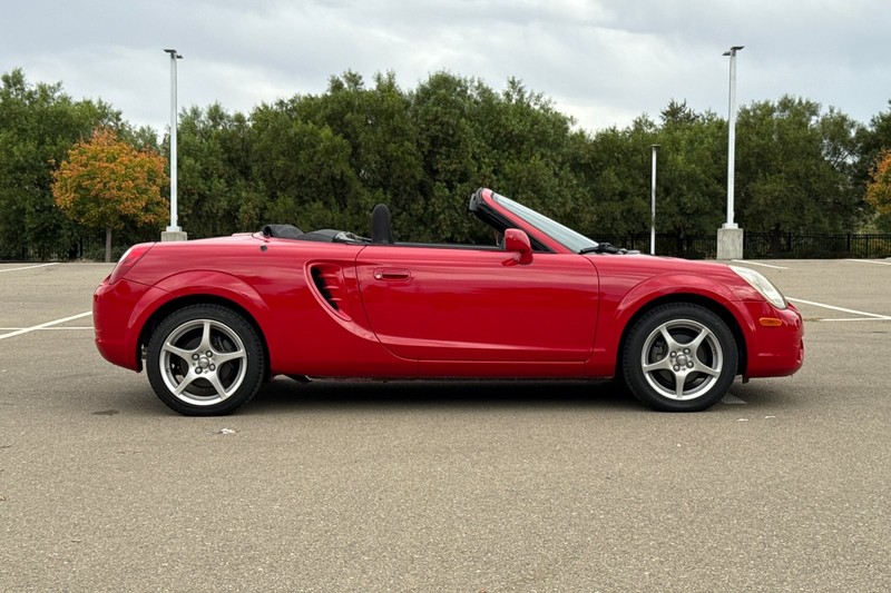 Toyota MR2 Spyder Vehicle Full-screen Gallery Image 03
