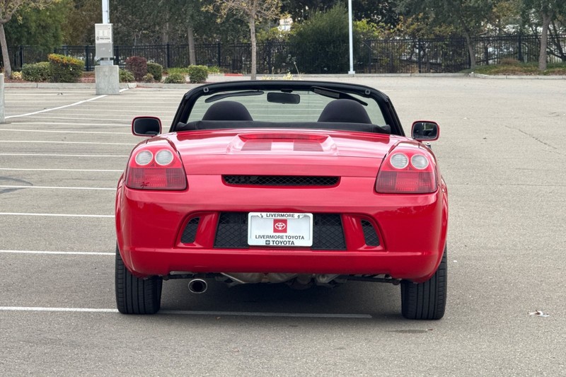 Toyota MR2 Spyder Vehicle Full-screen Gallery Image 05